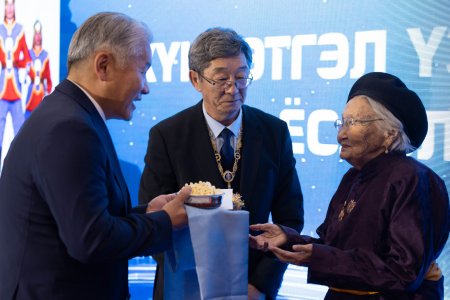 ХӨДӨЛМӨРИЙН БААТАР А.ДУЛМАА, “ЧИНГИС ХААН” ОДОНТ С.НАРАНГЭРЭЛ НАРТ ХҮНДЭТГЭЛ ҮЗҮҮЛЭВ