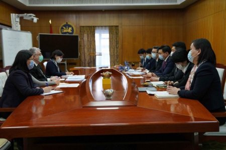 ШАДАР САЙД ДЭМБ-ЫН СУУРИН ТӨЛӨӨЛӨГЧИЙГ ХҮЛЭЭН АВЧ УУЛЗАВ