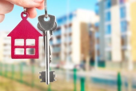 Түрээсийн орон сууцанд хамрагдсан иргэдэд түлхүүрийг нь хүлээлгэн өгч байна