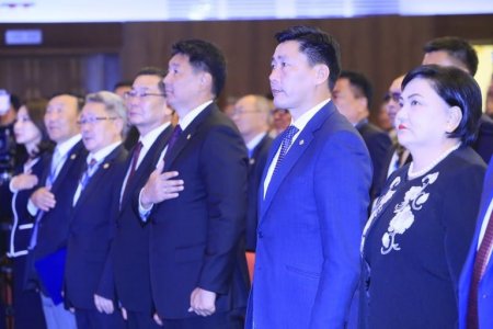 Эрдэмтдийнхээ үгийг сонссон их хурал өндөрлөлөө