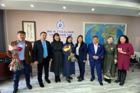 Төрийн дээд одон медаль хүртлээ