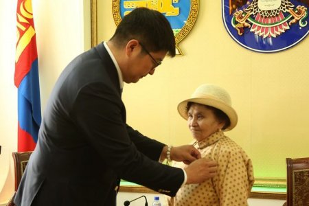 Иргэн Д.Зинаг Улаанбаатар хотын “ХҮНДЭТ ТЭМДЭГ”-ээр шагналаа