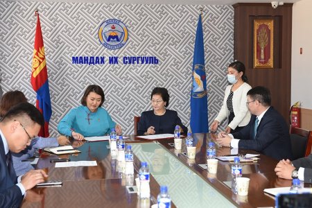 Хөдөлмөр нийгмийн хамгааллын яам болон Мандах их сургуулийн хооронд Хамтын ажиллагааны санамж бичигт гарын үсэг зурлаа 