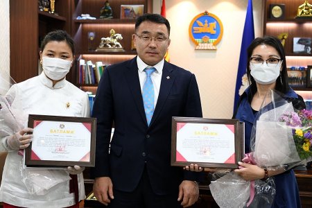 Нийслэлийн шилдэг багш нарт түрээслээд өмчлөх орон сууцны батламж гардууллаа