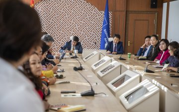 Хан-Уул дүүрэг дэх төрийн өмчийн ЕБС-ийн захирлуудтай уулзав
