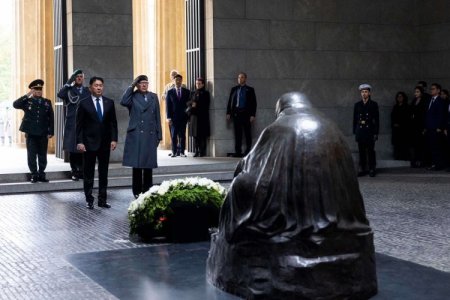 Монгол Улсын Ерөнхийлөгч У.Хүрэлсүх “Нойе Вахе” дурсгалын цогцолборт цэцэг өргөлөө