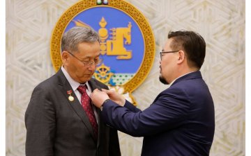 ДОКТОР, ПРОФЕССОР, ШУТИС-ИЙН “ХҮНДЭТ ДОКТОР” Д.БАДАРЧ “МОНГОЛ УЛСЫН АРДЫН БАГШ” ЦОЛ ХҮРТЛЭЭ