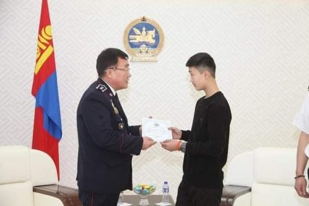 Албан үүргээ гүйцэтгэж яваад амиа алдсан  Д.Батсайхан агсны хүүд ХСИС-д суралцах эрхийн бичиг гардууллаа