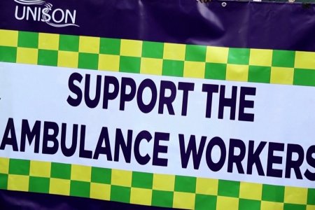 Их Британийн эмнэлгийн Түргэн тусламжийн 25 мянган ажилтан ажил хаялт зарлажээ