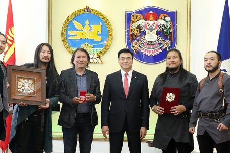 “THE HU” хамтлагийг Нийслэлийн дээд шагнал “Хангарди одон”-оор шагналаа