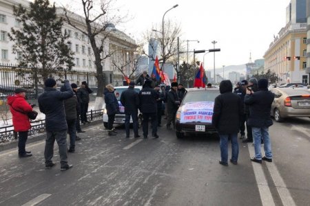 Жагсаал, цуглаанд оролцогчид түгжрэл үүсгээд байна