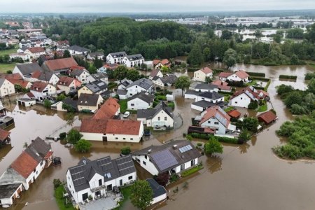 Германд үргэлжилсэн аадар бороо орсны улмаас 3000 орчим иргэнийг нүүлгэжээ
