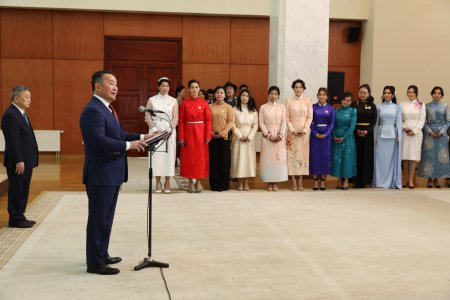 Монгол Улсын Ерөнхийлөгч Х.Баттулга ээжүүдэд Алдарт эхийн одон гардууллаа 
