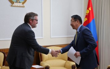 БОЛОВСРОЛЫН САЙД Л.ЭНХ-АМГАЛАН АЗИЙН САНГИЙН ДЭД ЕРӨНХИЙЛӨГЧ МАРК КЭЙНИГТЭЙ УУЛЗАЖ, ХАМТЫН АЖИЛЛАГААГАА ҮРГЭЛЖЛҮҮЛЭХЭЭР САНАЛ СОЛИЛЦЛОО