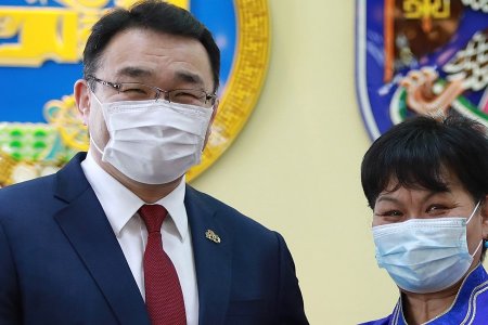 Зургаан сувилагчид түрээслээд өмчлөх орон сууцны батламж гардууллаа