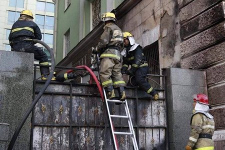 Хоёр барилгын хооронд гарсан галыг бүрэн унтраажээ