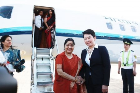 Энэтхэг Улсын Гадаад хэргийн сайд Сушма Свараж Монгол Улсад хүрэлцэн ирлээ