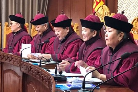 Үндсэн хуулийн цэц хуралдаж байна