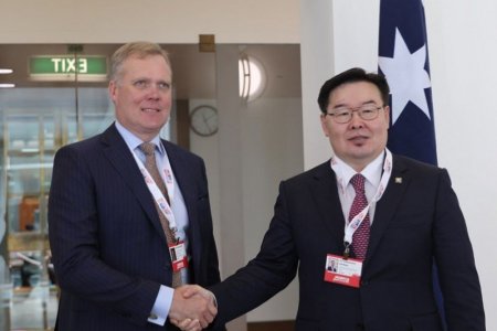 Австралийн сенатч Монгол Улсыг “өргөсөн дундах цэцэг”-тэй зүйрлэв