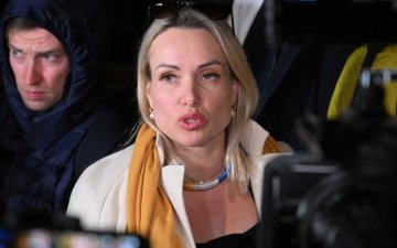 Оросын төв телевизийн сувгаар дайныг эсэргүүцэж байгаагаа илэрхийлсэн сэтгүүлч эмэгтэй Германы хэвлэлд ажиллана