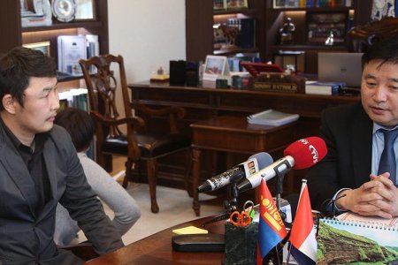 Хотын дарга “Отгон-Од” клубын газар эзэмших эрхийг баталгаажууллаа