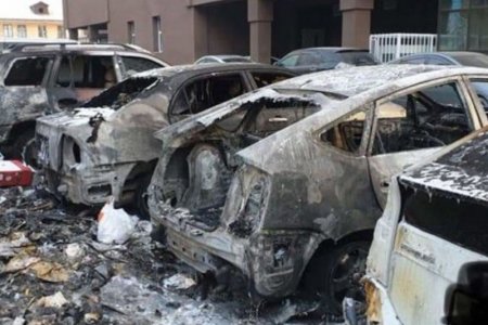 Орон сууцны гадна дөрвөн автомашин шатжээ