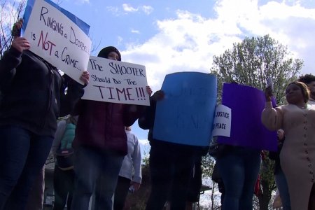 АНУ-д айлын хаалга андуурч хонх дарсан өнгөт арьст хүүг гэрийн эзэн буудсан хэрэг бүртгэгджээ