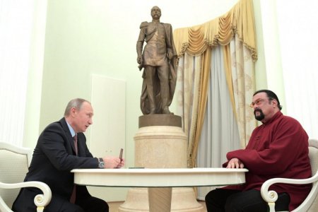 ОХУ-ын Ерөнхийлөгч жүжигчин Стивен Сигалд “Найрамдал одон” хүртээлээ