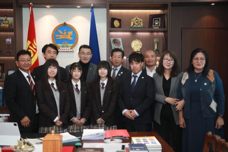 Хотын дарга Хигашикава хотын дэд дарга болон гэрэл зурагчидтай уулзлаа