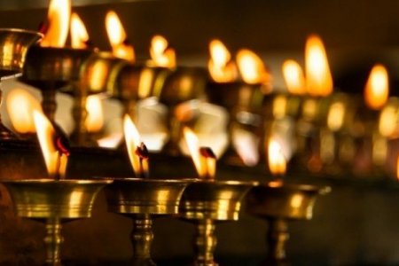 Угаартаж нас барсан иргэдийг хүндэтгэж зул өргөнө