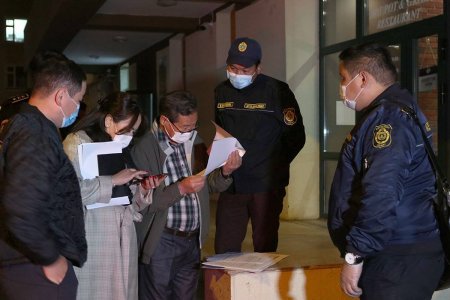 Үйлчлүүлэгчийн дархлаажуулалтад хамрагдсан гэрчилгээг шалгаагүй, халуун хэмжээгүй зэрэг зөрчлүүд илэрлээ