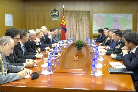 ХБНГУ-ын Батлан хамгаалахын сайд айлчилж байна