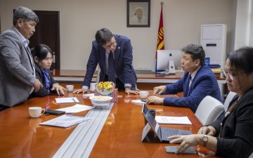 Монголын багш нарын үйлдвэрчний эвлэлийн холбооны төлөөлөлтэй уулзав