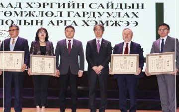 Өнөөдөр Монгол-Япон Улсын хамтын ажиллагаа, найрсаг харилцааг бэхжүүлэхэд үнэтэй хувь нэмэр оруулсан зарим багш нарт Япон Улсын Гадаад хэргийн сайдын өргөжлөл олголоо.