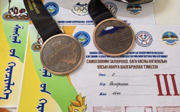 Суралцагчдадаа спортын өндөр амжилт хүсье.