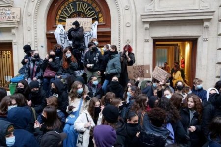 Франц даяар тэтгэврийн нас нэмэхийг эсэргүүцсэн ажил хаялт болж байна