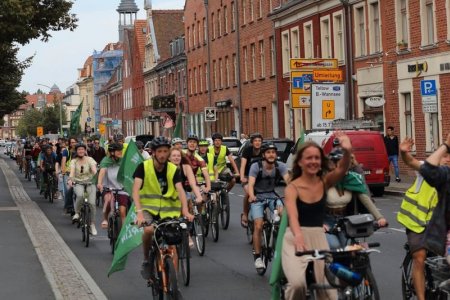 Герман автомашины орноос унадаг дугуйн орон болно