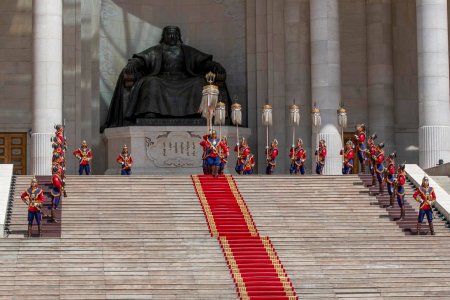  Төрийн тугийг есөн шарга морьт цэрэг Төрийн ордныг нар зөв гороолон цэнгүүлж, буцаан залав