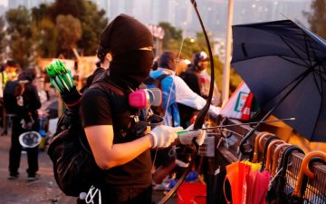 Хонконг дахь нөхцөл байдал улам хурцдаж, гадаадын оюутнууд нутаг буцаж эхэллээ