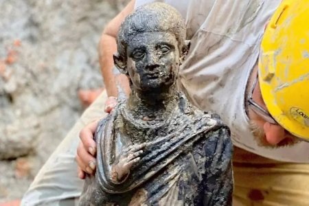 Италиас 2300 орчим жилийн настай хүрэл баримлууд олджээ