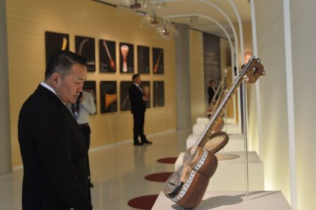 Ерөнхийлөгч Азербайжаны өв, соёлын төвөөр зочлов