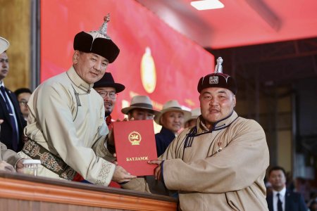 Монгол Улсын начин, харцага цолны болзол хангасан бөхчүүдэд цол олголоо