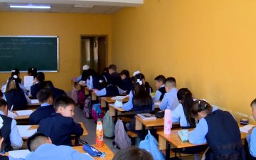 Нийслэлд гурван ээлжээр хичээллэж байгаа 47 орчим сургууль байна