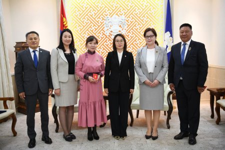 Төрийн албанд үр бүтээлтэй ажиллагсдад “Төрийн албаны тэргүүний ажилтан” шагнал гардууллаа