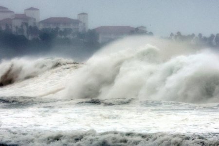 Хиннамнор хар салхи Өмнөд Солонгосыг дайран өнгөрлөө