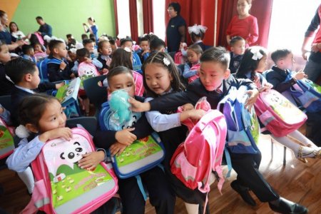 Нэгдүгээр ангид элсэн суралцаж буй сурагчдад хичээлийн хэрэгсэл гардууллаа