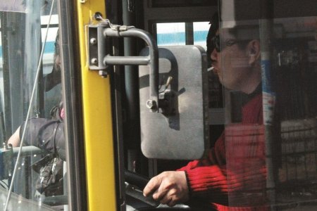 Иргэний гомдлын дагуу тамхи татсан автобусны жолоочийг ₮25 мянгаар торгожээ