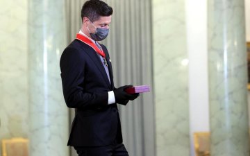 Роберт Левандовски Польш улсын төрийн одонгоор шагнуулжээ 