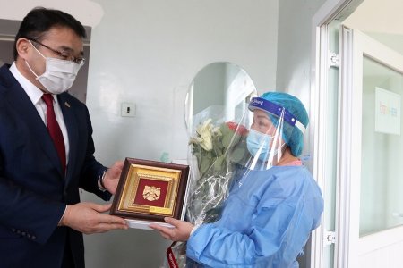 Төрсөн өдөр нь тохиож буй сувилагч Б.Өнөрхүүд Хотын дарга гэнэтийн бэлэг барилаа