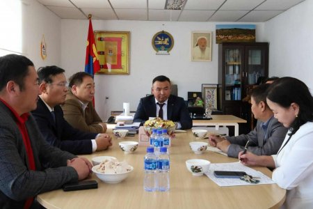Хархорин сумынхаа үе үеийн Засаг дарга нарыг хүлээн авч уулзлаа.